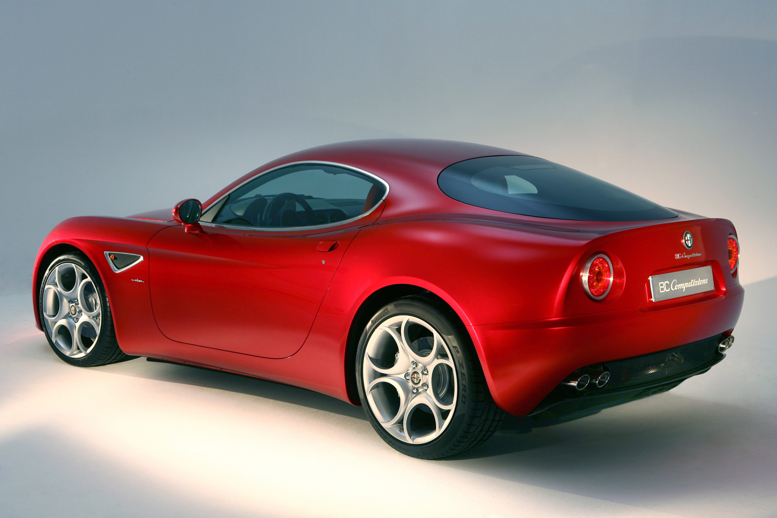 The 8C Competizione follows the traditional transaxle set up of the Alfetta and 75, the engine is front-mounted and longitudinal, while both gearbox and drive are rear-mounted for a perfect weight balance