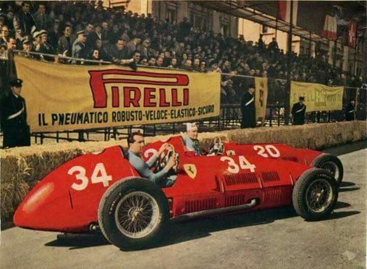 Ascari and Farina, before the start of the 1952 Valentino GP, in the two 375 single-seaters built for the Indianapolis 500. Only Ascari’s car made it to America because Farina had a violent accident that destroyed the car