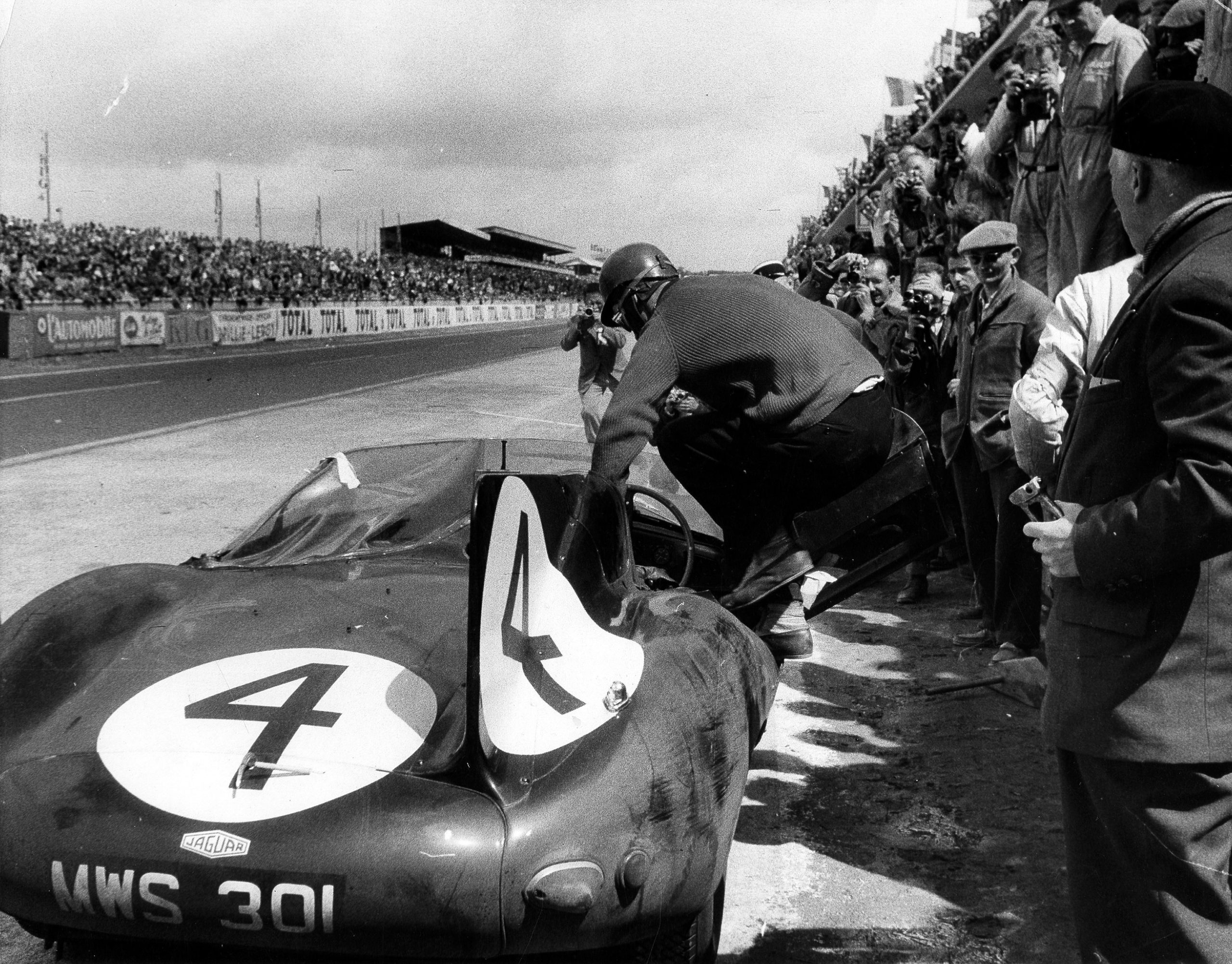 In this spectacular driver change the fascinating design of the rear fin that characterizes the D-Type is clearly visible. It’s 1956 and the Ecurie Ecosse car driven by Ron Flockhart and Ninian Sanderson is on its way to victory